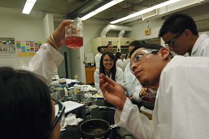 Los talleres permiten a los jóvenes explorar nuevas técnicas científicas con la posibilidad de determinar su futuro como investigadores.