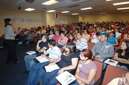 La doctora Mildred Chaparro se dirige a todos los participantes durante la clausura de los talleres.