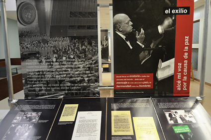 La exposición presenta el registro del exilio de Pablo Casals, mediante correspondencia, escritos y documentación fotográfica.
