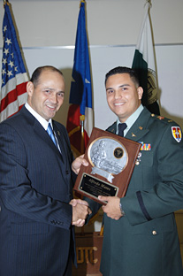 Jorge Mas Marrero, Procurador del Veterano, entrega el premio de excelencia académica y participación en actividades del ROTC a Alfredo Matos.