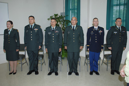 En la ceremonia, seis jóvenes recibieron el rango de segundo teniente del Ejército de los Estados Unidos.
