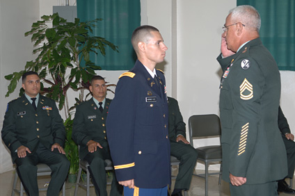 El cadete Rafael Rodríguez ejecuta el tradicional saludo de plata.