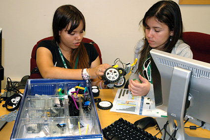 Las estudiantes participaron de talleres con los robots Lego Mindstorms, en los que aplicaron conceptos de diseño mecánico y de robótica, incluyendo la programación de los robots.