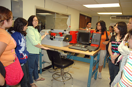 Entre las áreas de ingeniería mecánica con las que se familiarizaron las jóvenes se encuentran la termal y manufactura.