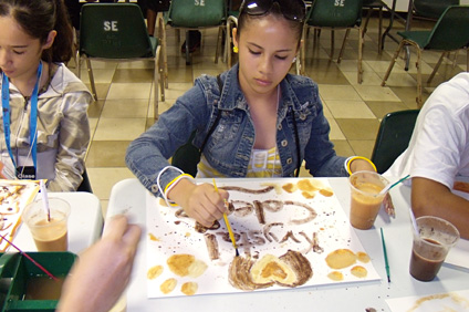 En ambos campamentos, los jóvenes disfrutaron de actividades extracurriculares.