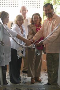 Desde la izquierda la doctora Gladys González; Carmen Portela, de Alcanzando el éxito; el doctor John Fernández Van Cleve (en segundo plano); Awilda Feliciano, del gobierno municipal de Vieques y el rector del RUM, Jorge Iván Vélez Arocho.