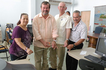 En el orden acostumbrado Sandra Torres, de Microempresa Bieke; el rector del RUM, Jorge Iván Vélez Arocho; el doctor John Fernández Van Celve y el professor Ariel Ramírez inauguran el CETec I.