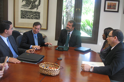 Desde la izquierda Jeffey Valentín, Frank Stipes, el rector Jorge Iván Vélez Arocho, Leslie Wallace y Moisés Orengo.