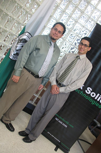Juan Suárez y Ricardo Rivera, recibieron la beca que otorga la compañía Rock Solid Technologies.