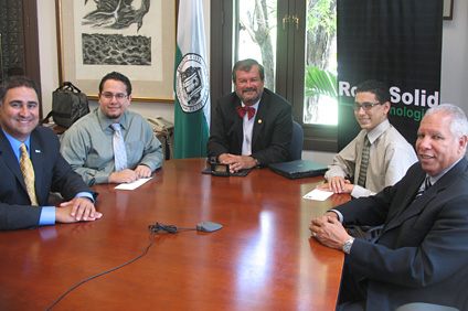 En el orden acostumbrado, Ángel Pérez de Rock Solid, Juan Suárez, el doctor Jorge Iván Vélez Arocho, Ricardo Rivera y el doctor Ramón Vásquez, decano de Ingeniería.