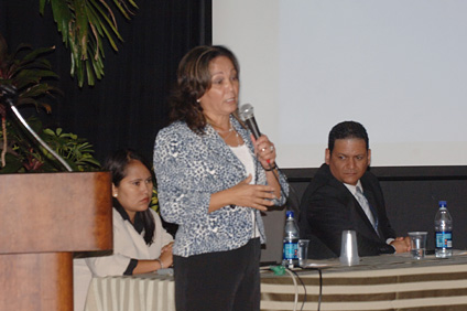Ana Colón (de pie) describió las iniciativas que CAPI ofrece a las personas con impedimentos.