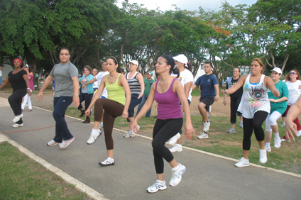 Como parte de la inauguración del sendero, se ofreció una clase de Zumba en la que participaron miembros de la comunidad universitaria.