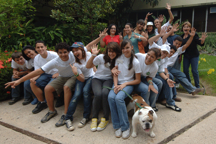 En primer plano los 11 estudiantes que participaron el campamento junto a Tarzán. En la fila de atrás sus mentores y la profesora Dalila Rodríguez Díaz, consejera profesional (derecha). 