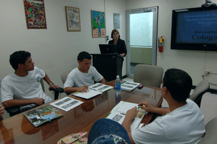 La profesora Dalila Rodríguez Díaz, del departamento de Orientación del Recinto Universitario de Mayagüez les ofreció una charla sobre la vida universitaria. 