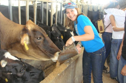 Los chicos visitaron una vaquería y tuvieron la oportunidad de alimentar el ganado y ordeñar vacas.