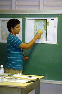 En primer plano los 11 estudiantes que participaron el campamento junto a Tarzán. En la fila de atrás sus mentores y la profesora Dalila Rodríguez Díaz, consejera profesional (derecha).