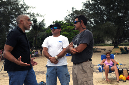 Ruperto Chaparro (a la izquierda) conversa con José Rafols (derecha), instructor de surfer que ha rescata decenas de personas de un posible ahogamiento.