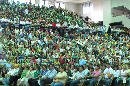 La bienvenida a los estudiantes de nuevo ingreso del RUM contó con una amplia asistencia de los 2,538 alumnos y sus familiares.