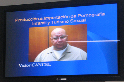 El conferenciante presentó casos reales de pornografía infantil y robo de identidad.