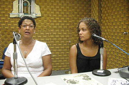 La doctora Elba Rohena (a la izquierda) y Lorena Baker, de la Universidad de Millersville, relataron sus impresiones de la experiencia en el programa radial Foro Colegial.