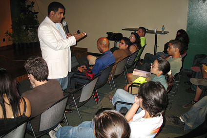 El conferenciante Samuel Clavell ofreció una conferencia a un grupo de colegiales en La Cueva del Tarzán.