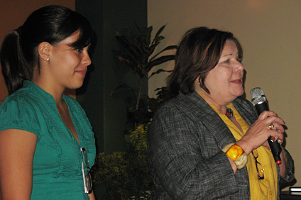 Rosie Calderón, directora de Servicios Médicos (a la derecha) y Cristina Cuevas, actual gerente del pub colegial, le dieron la bienvenida a los presentes.