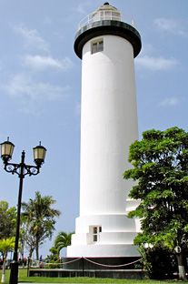 El Faro de Rincón es el único en Puerto Rico donde originalmente se construyeron dos torres, la primera fue destruida por un terremoto en 1918.