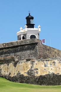 Uno de los faros que cuenta con guías turísticos e información para sus visitantes es El Morro, en San Juan.