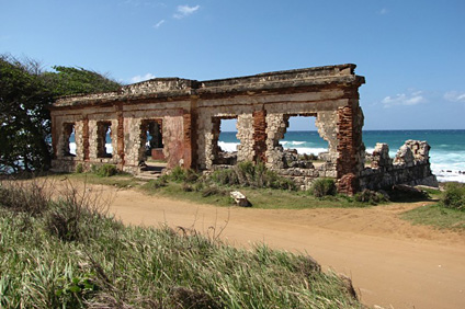 Las Ruinas de Aguadilla pertenecen al primer faro de esa ciudad, construido por los españoles y destruido por el terremoto de 1918.