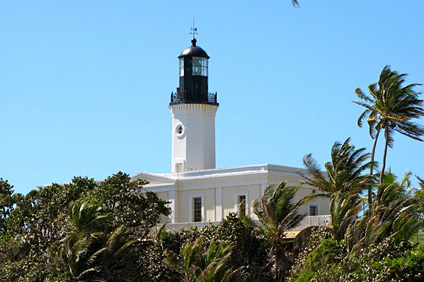 El Faro de Maunabo, que comenzó a funcionar en 1892, fue construido exactamente igual al primer Faro de Aguadilla.