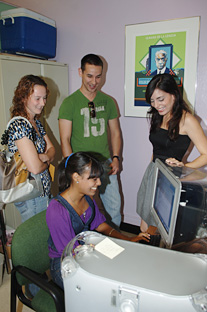 Tia Gilson, quien fungió como traductora, William, Marta y Sualyneth (sentada) comparten sus experiencias como integrantes del Taller de Redacción de Prensa RUM.