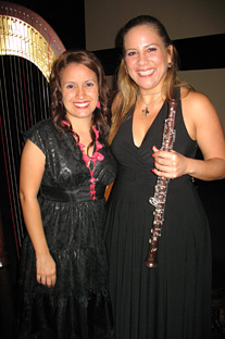 Las artistas Elisa Torres, a la izquierda, y Frances Colón ofrecieron el recital de arpa y oboe.