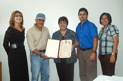 Evelyn Rivera de Martínez, al centro, entregó la proclama de felicitación a los empleados de la unidad programática de Mayagüez, en representación del alcalde, José Guillermo Rodríguez.