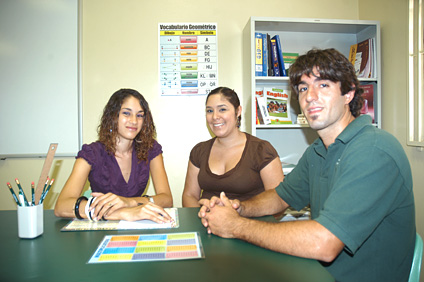 Desde la izquierda: Grace M. Yace, encargada de los líderes; Issallix Marquez, enlace comunitario; y Alberto Sabat, líder de tutores.