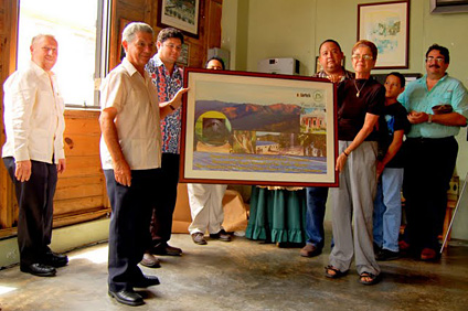 El ingeniero Alexis Masol (izquierda) y su esposa Tinti Deyá muestran el afiche conmemorativo de la premiación recibida por Casa Pueblo.