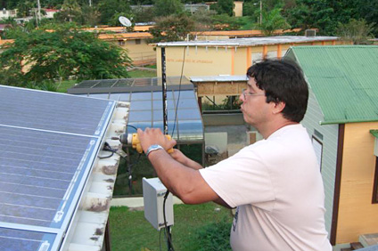 El doctor Gerson Beauchamp durante la instalación de los sistemas fotovoltaicos.