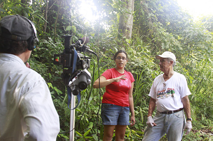 Luego de tomar los talleres, los participantes trabajaron en un esfuerzo periodístico para documentar la limpieza de un cuerpo de agua en Rincón. Cristina Olán entrevista a uno de los líderes comunitarios. (Foto Alexis Rivera del Taller)