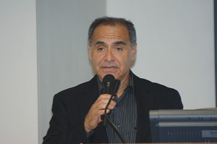 El economista José Alameda, catedrático del RUM, tuvo a su cargo la presentación del libro.