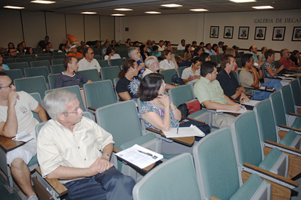 Parte de los asistentes a las charlas que se llevaron a cabo en el auditorio de Ciencias Agrícolas.