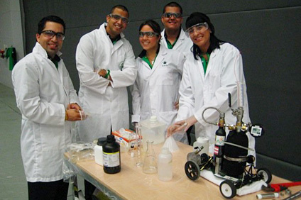 Los integrantes del equipo durante la preparación del carro en el evento internacional.