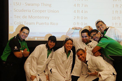 La orgullosa delegación colegial muestra su logro en la pizarra de las distancias recorridas.