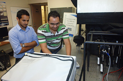 Allen Lizárraga y Amilkar González, estudiantes, de Ingeniería Eléctrica y de Computadoras, forman parte del equipo de LIDAR.