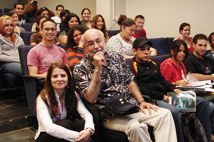 Alfonso, junto a la doctora Laura Bravo (a la izquierda), durante una de las clases de arte.