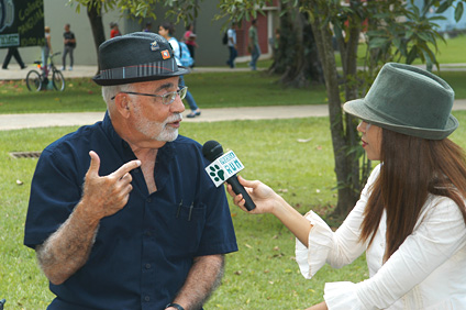 Alfonso contesta las preguntas de Prensa RUM TV. A la derecha Mariam Ludim Rosa.