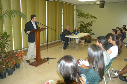 El licenciado Julio Fontanet presentó la publicación en el RUM.