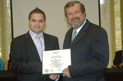 El rector del RUM, doctor Jorge Iván Vélez Arocho, (a la derecha) entrega el certificado al presidente entrante del CGE, Luis Mercado Millán.