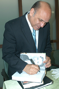 Acevedo, quien fue el editor de la obra, autografió varias copias a los presentes.