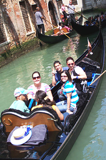 Los jóvenes disfrutaron de un paseo en góndola por los canales de Venecia.