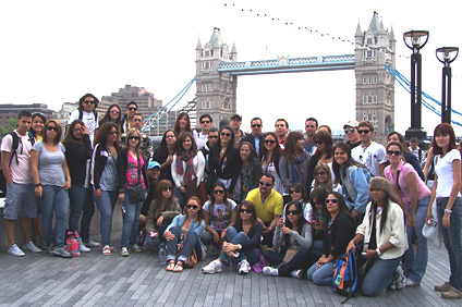 Parte del grupo que participó el pasado verano en la travesía europea, aquí frente al Tower Bridge de Londres.
