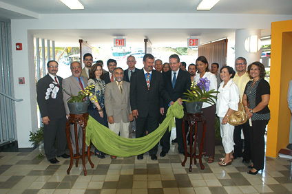 El acto de inauguración contó con la asistencia de funcionarios y profesores colegiales. Al centro, el doctor Jorge Iván Vélez Arocho y el licenciado Antonio García Padilla.